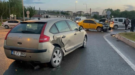 Kural ihlali yapan taksi kazaya sebep oldu, 1 yaralı
