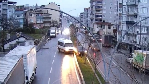 Kural ihlalleri kazalara yol a&ccedil;tı: O anlar kameraya yansıdı
