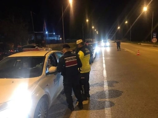 Kurallara uymayan 8 s&uuml;r&uuml;c&uuml; ve 9 ara&ccedil; trafikten men edildi
