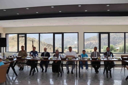Kuran Kursu öğrencilerine cağ kebabı ikramı
