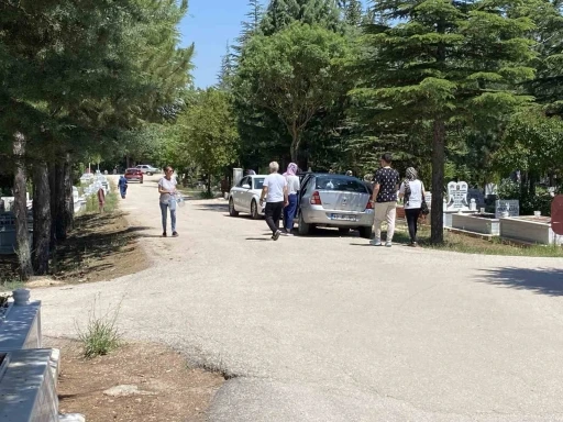 Kurban Bayramı arefesinde mezarlıklar ziyaretçilerle doldu
