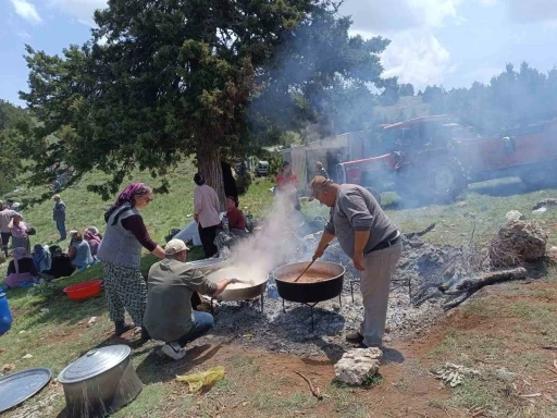 Kurban kesip yağmur için dua ettiler
