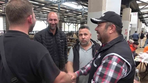 Kurban pazarında g&uuml;ld&uuml;ren anlar :Mali Polis &ccedil;etin pazarlığa dahil oldu
