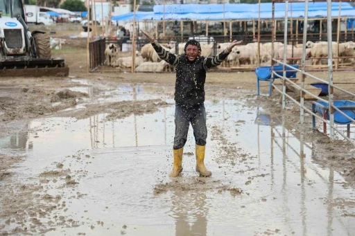 Kurban pazarlarını su bastı, besiciler belediyeye isyan etti
