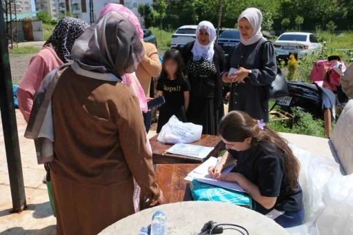 Kurbanlık olarak kestikleri 30 k&uuml;&ccedil;&uuml;kbaş hayvanı, ihtiya&ccedil; sahiplerine ulaştırdı

