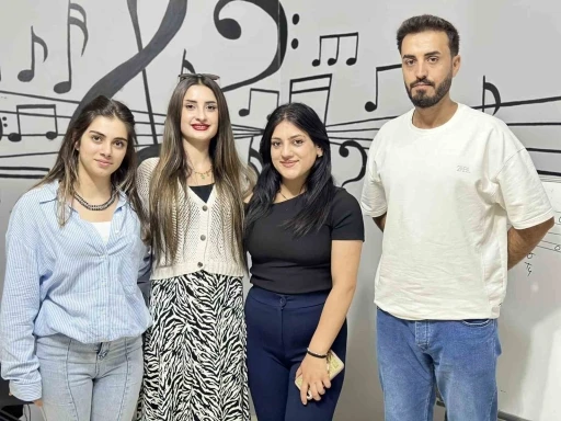 Kurduğu müzik akademisinde öğrencilerini üniversiteye hazırlıyor
