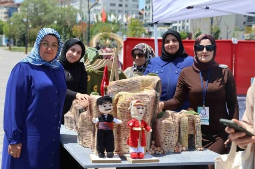 Kursiyerler 4 bin yıllık tarihi Harput Kalesi&rsquo;ni amigurumi ile &ouml;rd&uuml;
