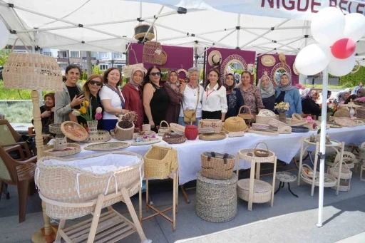 Kursiyerler el emeği &uuml;r&uuml;nlerini sergiledi
