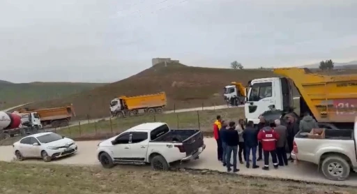 Kurtalan&rsquo;da ağır tonajlı ara&ccedil;ların ge&ccedil;işine tepki g&ouml;steren k&ouml;yl&uuml;ler yolu kapattı
