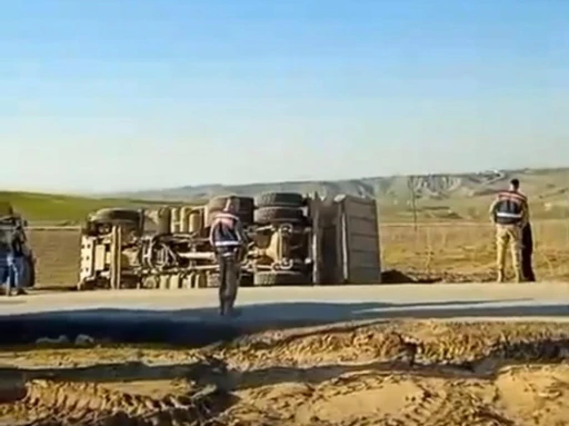 Kurtalan&rsquo;da hafriyat kamyonu devrildi: 1 yaralı
