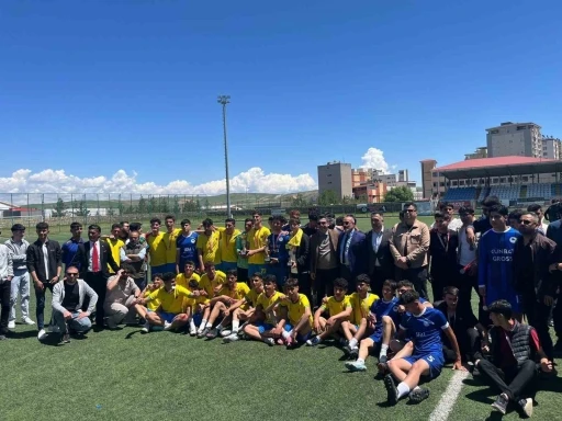 Kurtalan&rsquo;da Liseler Arası Futbol Turnuvasının Şampiyonu Kayabağlar &Ccedil;PL oldu
