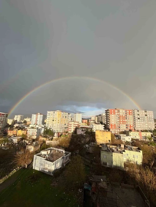 Kurtalan&rsquo;da yağmur sonrası g&ouml;kkuşağı g&ouml;z kamaştırdı
