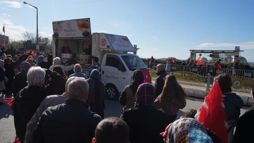 Kurtuluş gününde ‘yağ’ izdihamı: Ezilme tehlikesi geçirdiler
