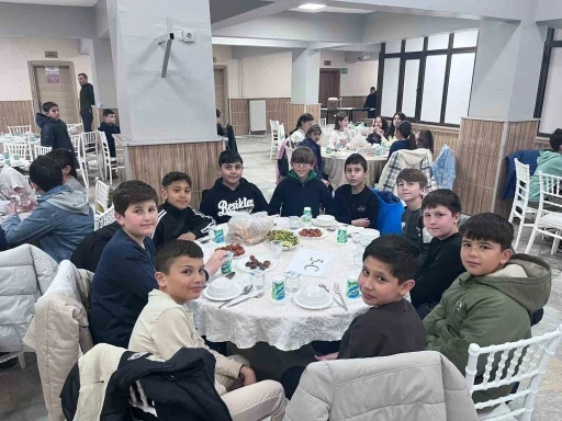 Kurtuluş İhsan K&uuml;&ccedil;&uuml;karslan Ortaokulu&rsquo;nda geleneksel iftar coşkusu
