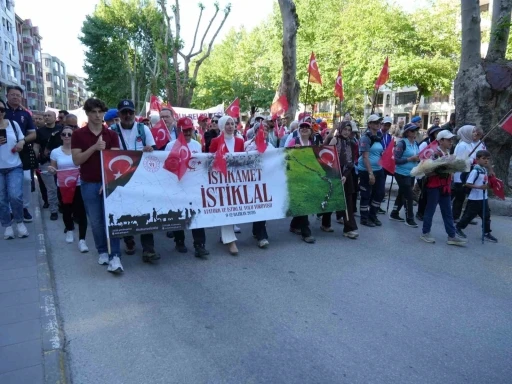 Kurtuluş Savaşı&rsquo;ndaki milli ruhu 95 kilometre y&uuml;r&uuml;yerek yaşattılar

