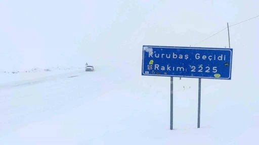 Kurubaş Ge&ccedil;idi&rsquo;nde kar yağışı ve sis etkili oluyor
