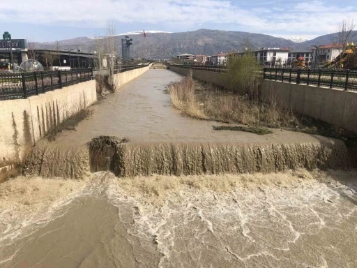 Kuruyan Vasgirt deresinden sel akıyor
