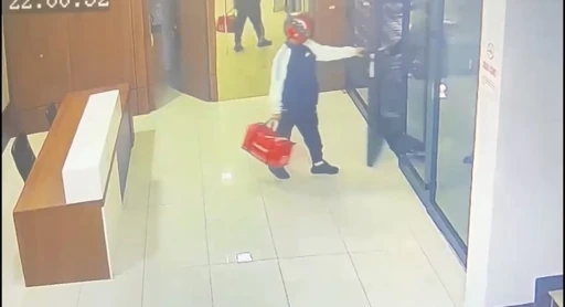 Kurye kılığıyla girdiler, silahla alıkoydular... &Ouml;zel Harekat kapıları ko&ccedil;başıyla kırdı