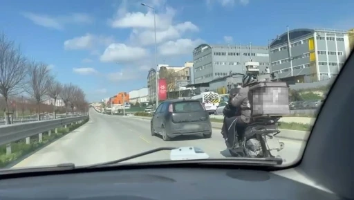 Kuryenin yardımına otomobil s&uuml;r&uuml;c&uuml;s&uuml; &ccedil;ekme halatıyla yetişti
