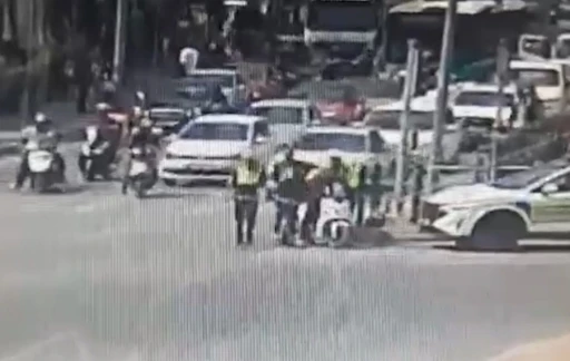 Kuryeyi polisin &lsquo;heimlich&rsquo; manevrası kurtardı
