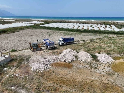 Kuş cennetinden kamyon kamyon moloz ve torbalarca poşet çöp çıktı
