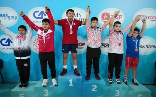 Kuşadalı minik g&uuml;reş&ccedil;iler şampiyonadan başarıyla d&ouml;nd&uuml;
