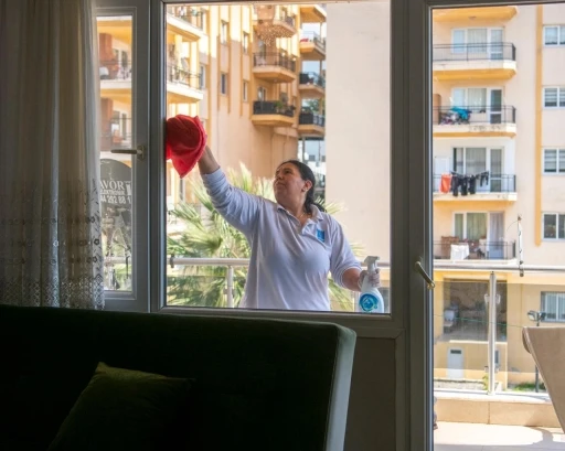 Kuşadası Belediyesi Evde Bakım Birimi ihtiya&ccedil; sahibi vatandaşların yanında
