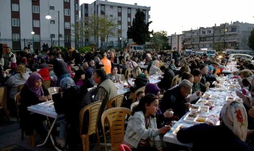 Kuşadası Belediyesi&rsquo;nden Ramazan ayı boyunca 18 bin kişilik iftar yemeği
