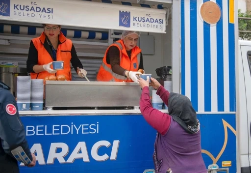 Kuşadası Belediyesi&rsquo;nin sıcak &ccedil;orba ikramı başladı
