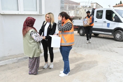Kuşadası Belediyesi Ramazan ayında 3 bin 500 haneye gıda kolisi ulaştırdı
