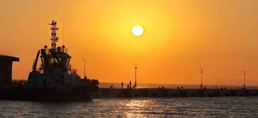 Kuşadası, g&uuml;n batımında kızıla boyanıyor
