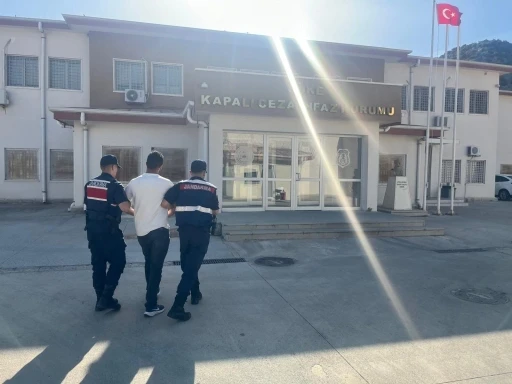 Kuşadası JASAT’tan sahilde operasyon: Aranan şahıs güneşlenirken yakalandı
