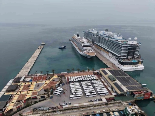Kuşadası&rsquo;na 2 kruvaziyer 5 bin 297 turist getirdi
