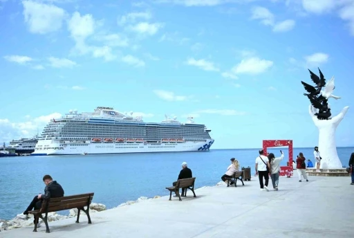 Kuşadası’na ilk seferini yapan kruvaziyer 3 bin 560 turist getirdi
