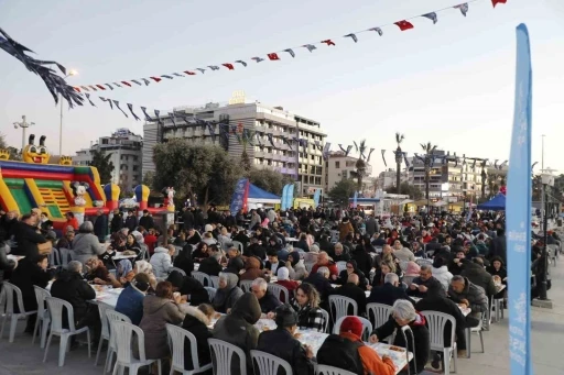 Kuşadası&rsquo;nda Aydın B&uuml;y&uuml;kşehir Belediyesi&rsquo;nin İftar Programı&rsquo;na vatandaşlardan yoğun ilgi
