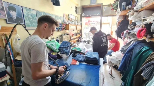 Kuşadası’nda berberler ve terziler sabaha kadar çalıştı
