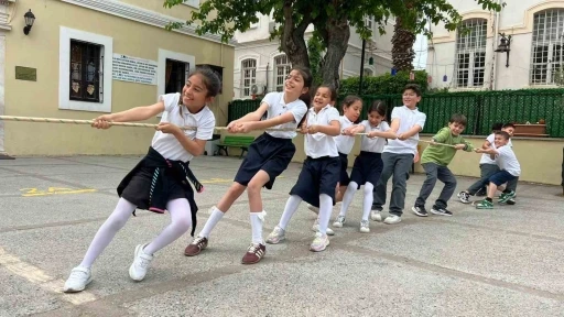 Kuşadası&rsquo;nda &ccedil;ocuk atletizm şenliği renkli g&ouml;r&uuml;nt&uuml;lere sahne oldu

