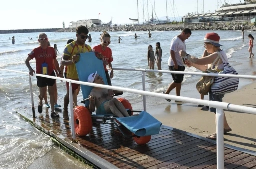 Kuşadası&rsquo;nda engelsiz plaj uygulamasıyla deniz keyfi herkes i&ccedil;in erişilebilir oldu
