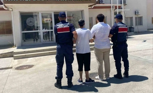 Kuşadası&rsquo;nda hapis cezaları bulunan iki h&uuml;k&uuml;ml&uuml; yakalandı
