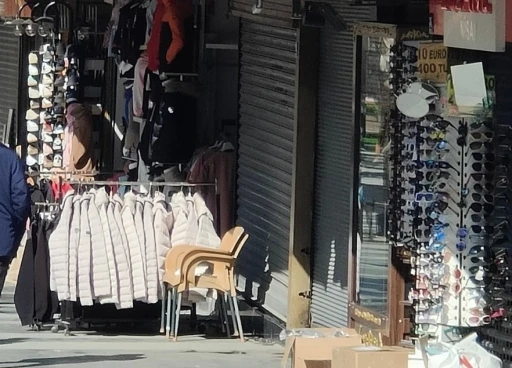 Kuşadası&rsquo;nda kuyumcu soygununa "kepenk" engeli

