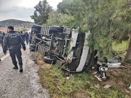 Kuşadası’nda servis aracı devrildi: 12 yaralı
