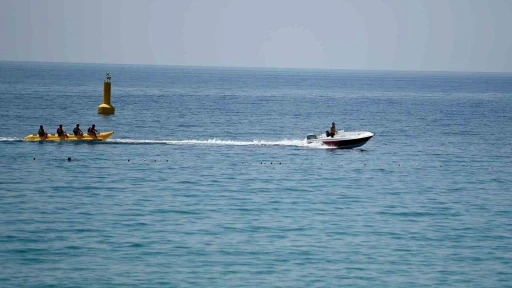 Kuşadası’nda sıcak havadan bunalanlar plajlara akın etti
