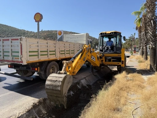 Kuşadası&rsquo;nda su kanallarının bakım ve temizlik &ccedil;alışması devam ediyor
