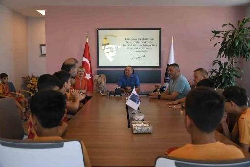 Kuşadası&rsquo;nın g&ouml;n&uuml;l k&ouml;pr&uuml;s&uuml; 9 yıldır &ccedil;ocukları buluşturuyor
