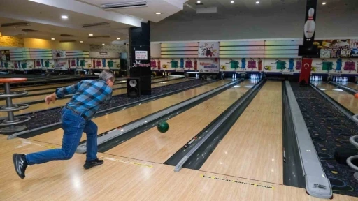 Kuşaklar bowling pistinde buluştu
