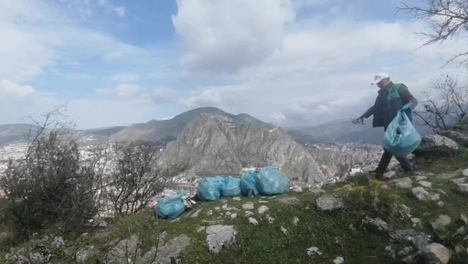 Kuşkonmaz i&ccedil;in &ccedil;ıktığı dağda 6 torba &ccedil;&ouml;p topladı
