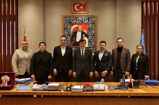 K&uuml;tahya Belediye Başkanı Ey&uuml;p Kahveci, K&uuml;tahya Galatasaraylılar Derneği y&ouml;netimini ağırladı
