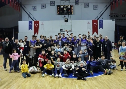 K&uuml;tahya Belediyespor Basketbol takımı zirve yarışını s&uuml;rd&uuml;r&uuml;yor

