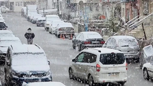 K&uuml;tahya beyaza b&uuml;r&uuml;nd&uuml;, kar yağışı ulaşımı olumsuz etkiledi
