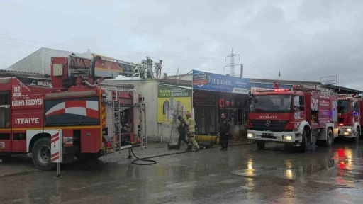K&uuml;tahya&rsquo;da Fatih Sanayi Sitesi&rsquo;nde yangın
